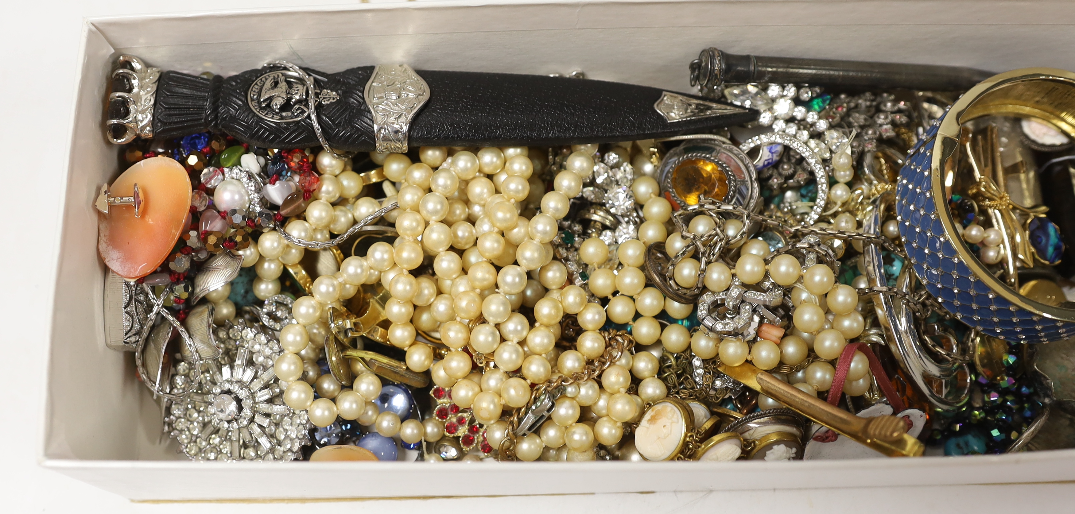 A quantity of assorted costume jewellery.